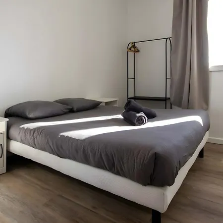 4 Place Darmes 3e Etage Apartment
