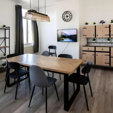 Apartment 4 Place Darmes 3e Etage *